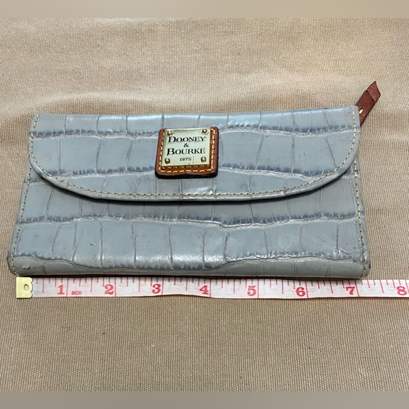 NWT Dooney & Bourke Croc- Embossed Leather Light Grey Wallet Gold Tone Hardware - Picture 12 of 15